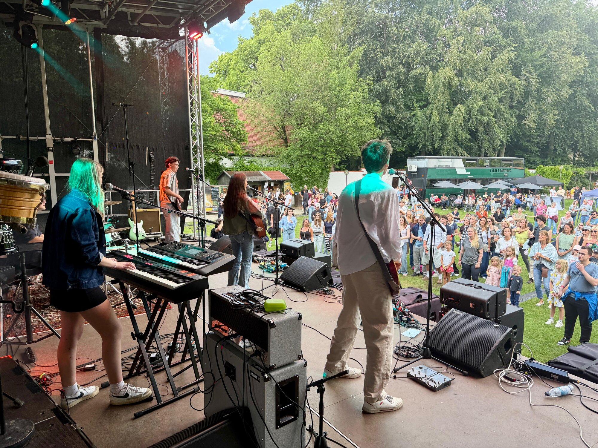Fiveheads live auf einer Außenbühne vor Publikum