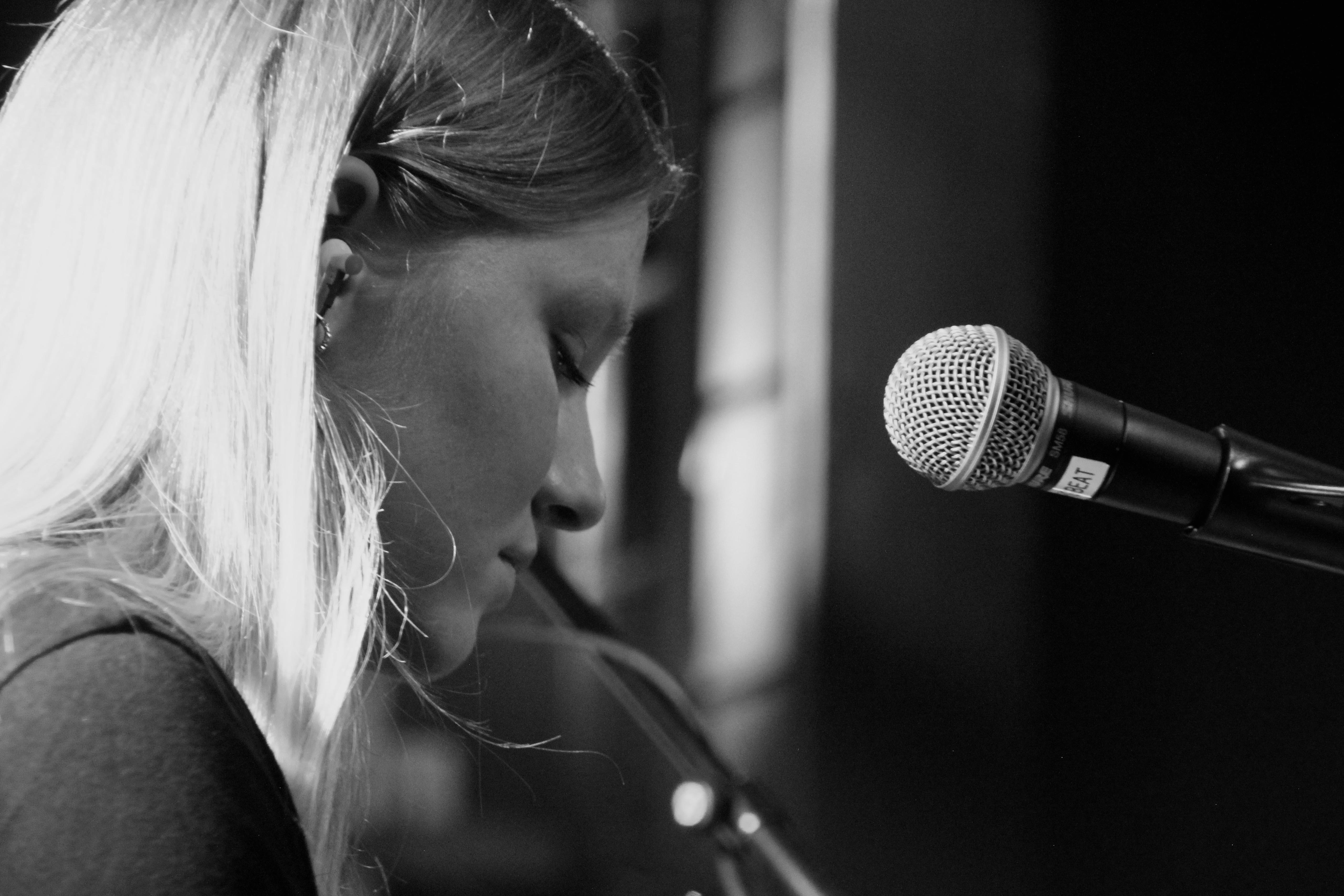 Marlene Rein beim Singen am Mikrofon