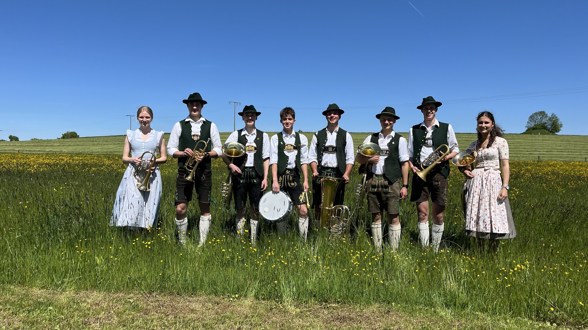 Rotzblech als Bläserformation auf einer Wiese