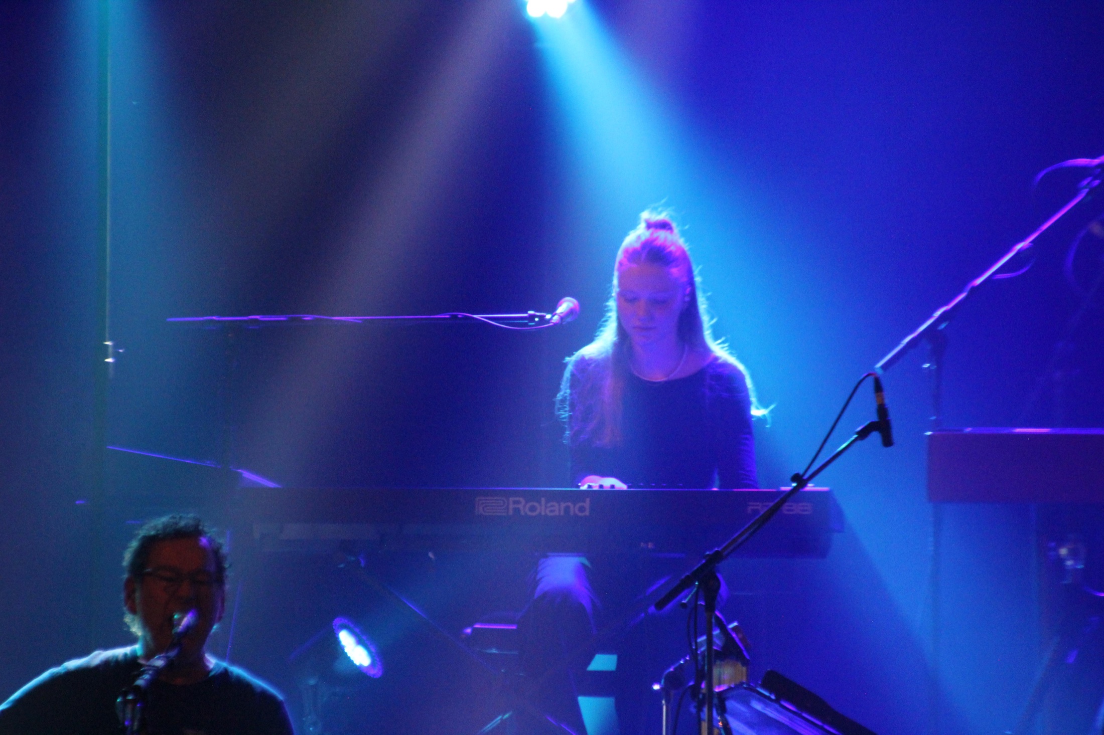 Marlene Rein spielt live Keyboard auf einer Bühne