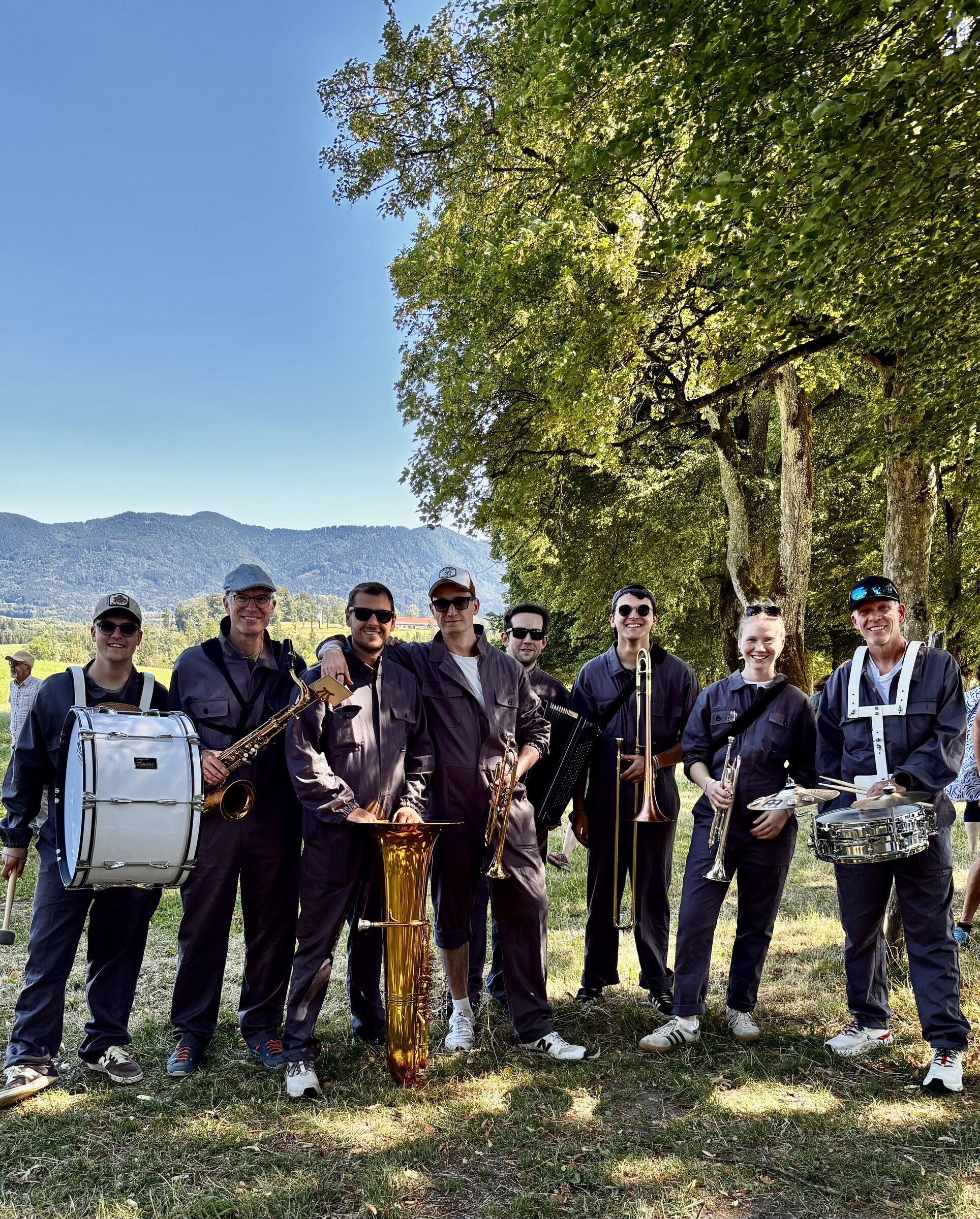 Southside-Techno-Brass-Band mit Instrumenten im Freien